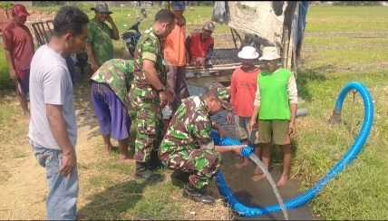 Gotong Royong Babinsa  Bareng Poktan, Berdayakan Pompa Air Brigade Alsintan Airi Persawahan Mojoanyar