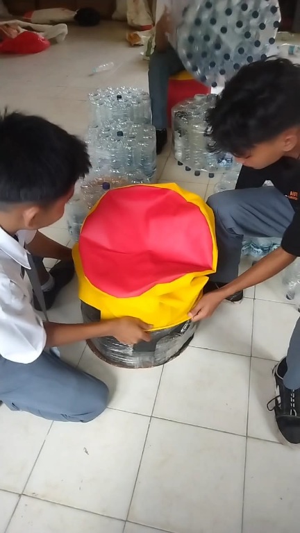 SMK Negeri 1 Selat Nasik Daur Ulang Sampah Plastik Menjadi Barang Bermanfaat