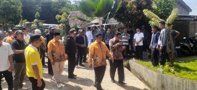 Jalan Longsor di batas Desa Ci panengah dan Cibodas Kec. Bojong Genteng di Tinjau BACALON Bupati Sukabumi  