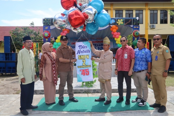 HADIRI DIES NATALIS DAN PENTAS BUDAYA SMP NEGERI 2 TANJUNGPANDAN, PJ BUPATI BELITUNG AJAK SISWA MENCINTAI SENI BUDAYA