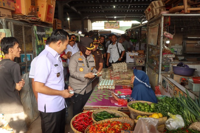 Bersama PJ Bupati Cirebon, Forkopimda, Kapolresta Cirebon Pantau Harga Sembako di Pasar Sumber