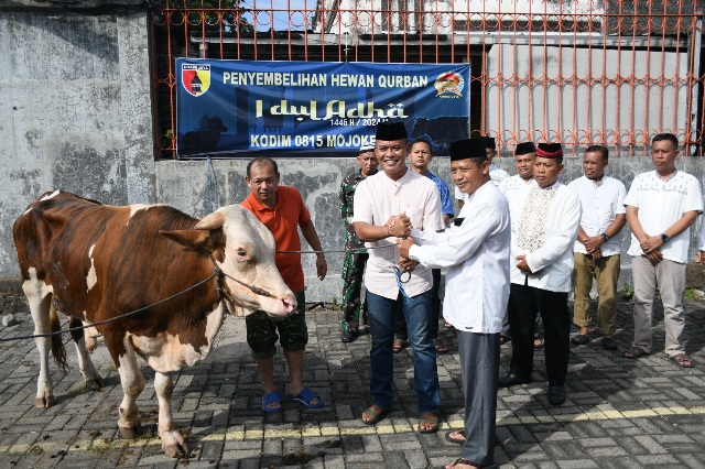 Berkah Hari Raya Idul Adha 1445 H, Kodim 0815/Mojokerto Berbagi Daging Kurban