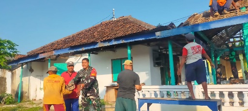 Babinsa Sumberkarang Bareng Warga Gotong Royong Renovasi Balai Dusun