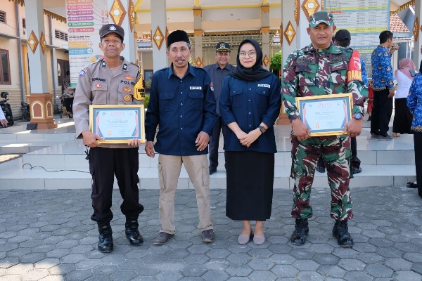 Wujudkan Situasi Kamtibmas Aman Di Desa, Babinsa Pohkecik Terima Penghargaan