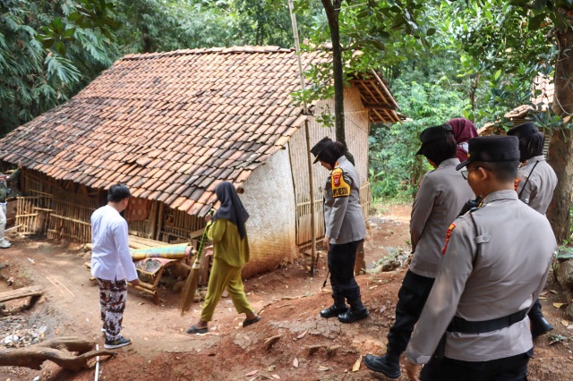 Kapolresta Cirebon Sambangi Warga dan Berikan Bantuan Renovasi Rumah Tidak Layak Huni