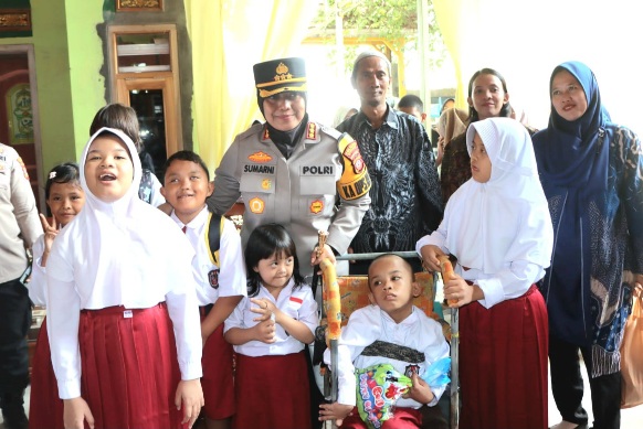 Peringati Hari Anak Nasional, Polresta Cirebon Kunjungi SLB ABCD Bina Mandiri