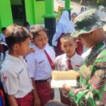 Tumbuhkan Minat Baca Anak Sekolah, Satgas TMMD Ke-121 Bareng Disperka Kunjungi SDN 1 Bandung