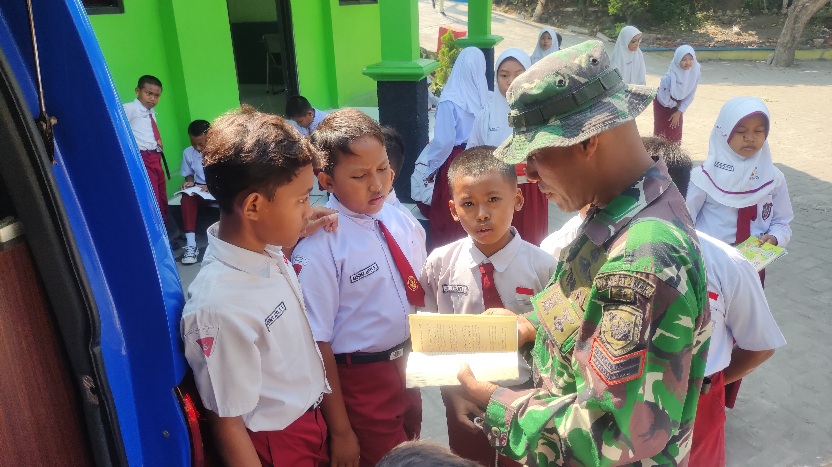 Tumbuhkan Minat Baca Anak Sekolah, Satgas TMMD Ke-121 Bareng Disperka Kunjungi SDN 1 Bandung