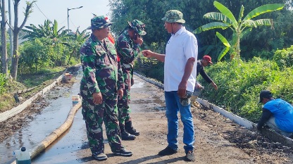 Karya Bakti Di Lokasi Sasaran Fisik TMMD Ke- 121 Mojokerto, Kades Bandung Berikan Apresiasi