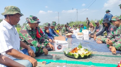 Wujud Syukur, Satgas TMMD Ke-121 Bareng Warga Desa Bandung Makan Bersama Di Lokasi Rabat Beton