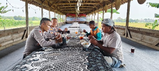 Dikira Akan Ditangkap Dua Pemulung Barang Bekas Diajak Makan Siang Bersama Kapolsek Talun