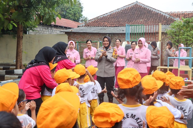 Kapolresta Cirebon Kunjungi TK Kemala Bhayangkari 28 Cabang Kota Cirebon