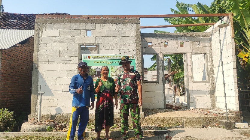 Kebahagiaan Ibu Inama, Warga Penerima Bantuan Program Renovasi Rutilahu TMMD 121 Mojokerto