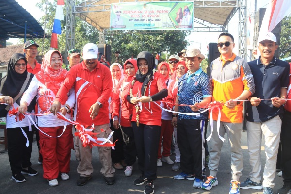 Bupati Mojokerto Resmikan Jalan Poros – CFD Di Desa Jatipasar Trowulan