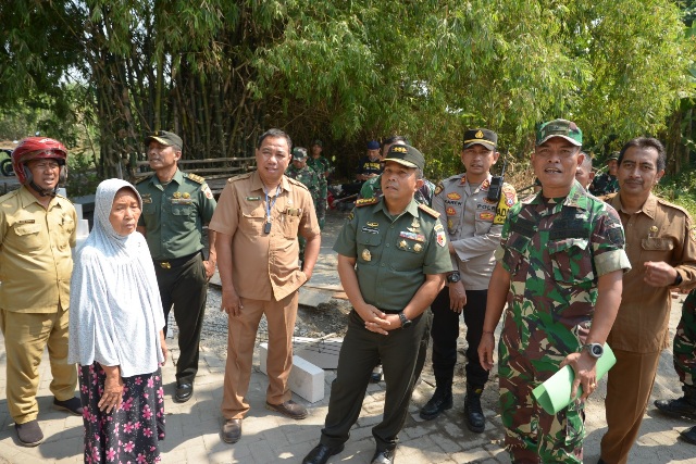 Danrem 082/CPYJ Tinjau Sasaran Fisik TMMD 121 Mojokerto