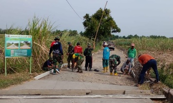 Satgas TMMD 121 Mojokerto, Mulai Garap Rabat Beton Jalan Lingkungan Dusun Bandung Wetan