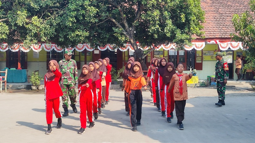 Satgas TMMD 121 Kodim 0815/Mojokerto, Latih PBB Siswa SDN Bandung 1 Persiapan Lomba Gerak Jalan