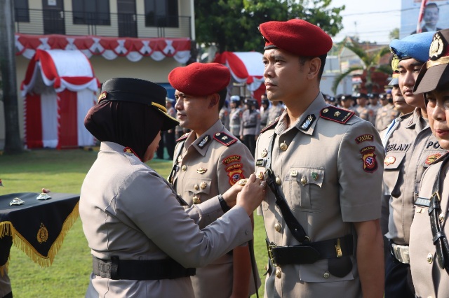 Kapolresta Cirebon Pimpin Sertijab Para Kasat hingga Kapolsek Jajaran