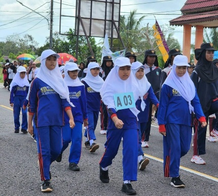 Sambut HUT RI ke-79 Tahun 2024, Camat Simpang Renggiang Lepas Lomba Gerak Jalan Tingkat Kecamatan