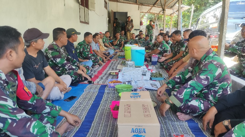 Manunggal TNI-Rakyat, Dansatgas TMMD 121 Mojokerto Bareng Warga Desa Bandung Makan Siang Bersama