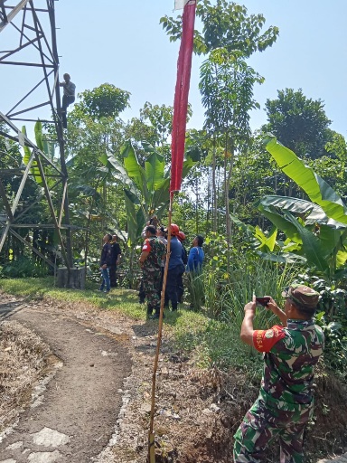 ODGJ YANG MEMANJAT SUTET / TOWER LISTRIK BERTEGANGAN TINGGI SETINGGI 150 M.YANG MENGHEBOHKAN WARGA KALAPA NUNGGAL