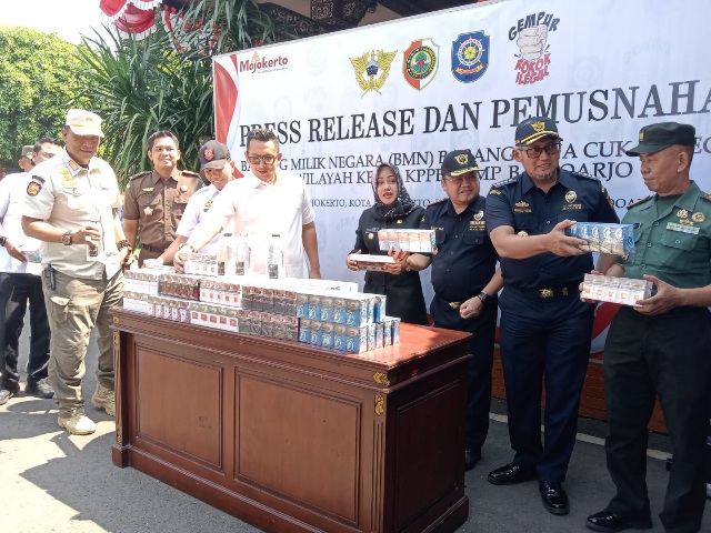 Pemkab Mojokerto Dan KPPBC Musnahkan 11 Juta Batang Rokok Ilegal