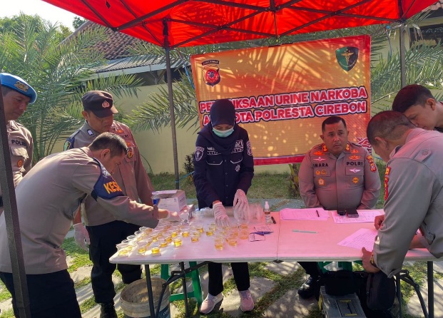 Ratusan Personel Polresta Cirebon Jalani Tes Urine