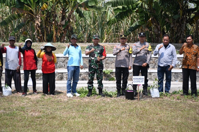 Tanam 450 Pohon, Dansatgas TMMD 121 Mojokerto : Wujudkan Keberkahan & Kebermanfaatan Lingkungan Desa Bandung