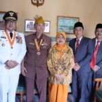 HUT Ke-79 RI Penuh Makna, Mas Pj dan Forkopimda Kota Mojokerto _Door to Door_ Beri Bingkisan ke Rumah Veteran