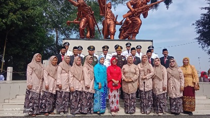 Teddy Setiadi Anggota DPRD kabupaten Sukabumi Hadiri Upacara Pengibaran bendera Merah Putih HUT RI yang Ke-79 Tahun