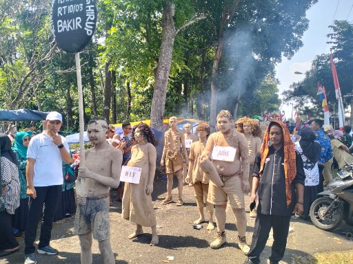 Dengan Tema Asal Dari Tanah Kembali Ke Tanah !! Warga Rt 10/03 Desa Kiarapedes Purwakara Pawai karnaval penyambutan HUT RI Ke 79