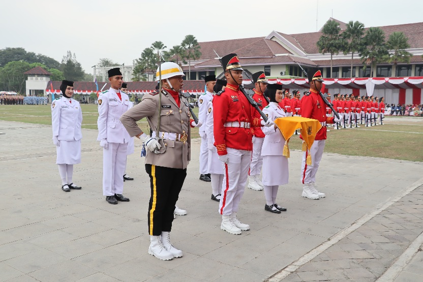 Anggota Sat Reskrim Ikut Serta dalam Pasukan Pengibaran Bendera HUT RI ke-79 di Lapangan Maulana Yudha