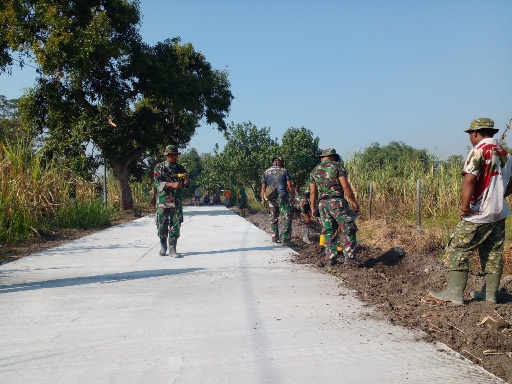 Satgas TMMD 121 Mojokerto Tuntaskan Rabat Beton Jalan Dusun Bandung Wetan