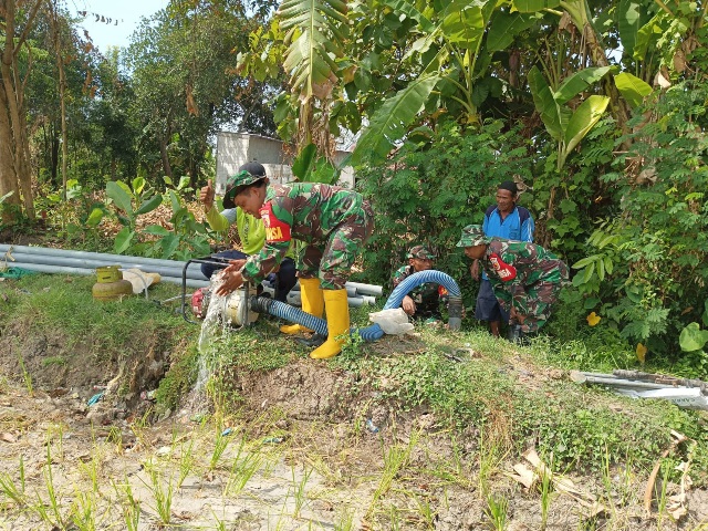 Kodim 0815/Mojokerto Bareng Warga Bangun Sumur Bor Di Desa Karangkedawang