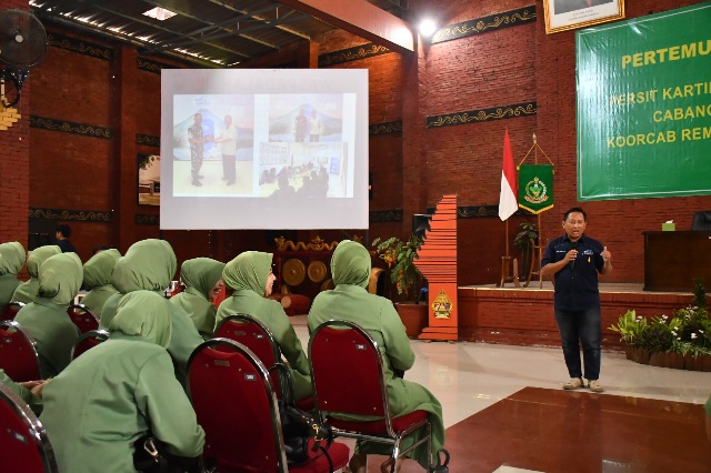 Bekali Kesehatan Keluarga, Persit KCK Cabang XXX Kodim 0815 Terima Sosialisasi Konsumsi Air Minum