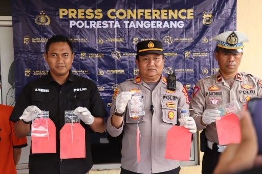 Polsek Kronjo Polresta Tangerang Menangkap Seorang Pria Yang Membawa 13 Paket Sabu Dalam Kardus Charger