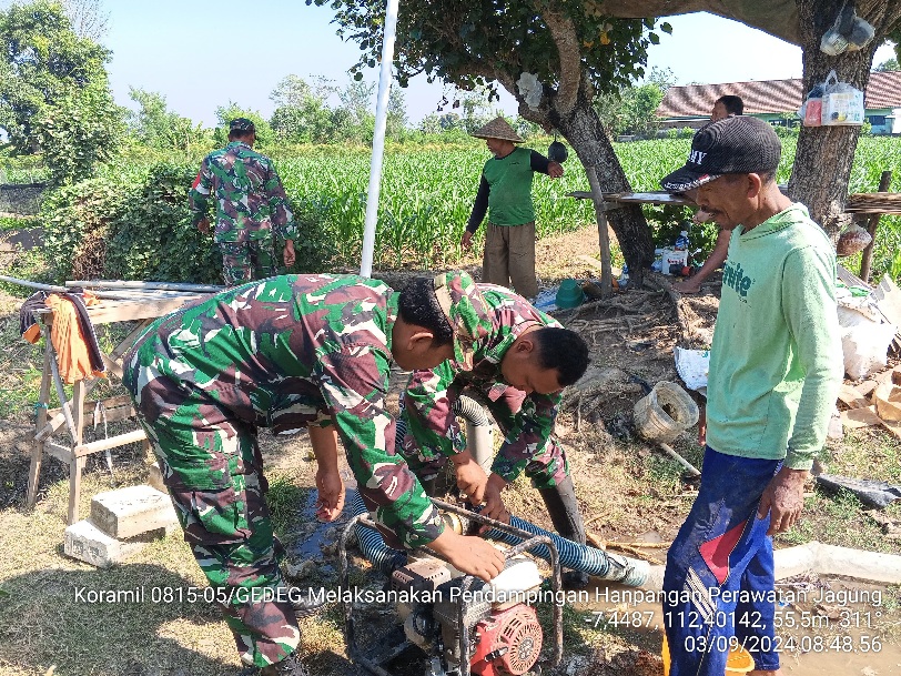 Alirkan Air Lahan Jagung, Babinsa Pagerluyung Koramil Gedeg Aktif Dampingi Petani