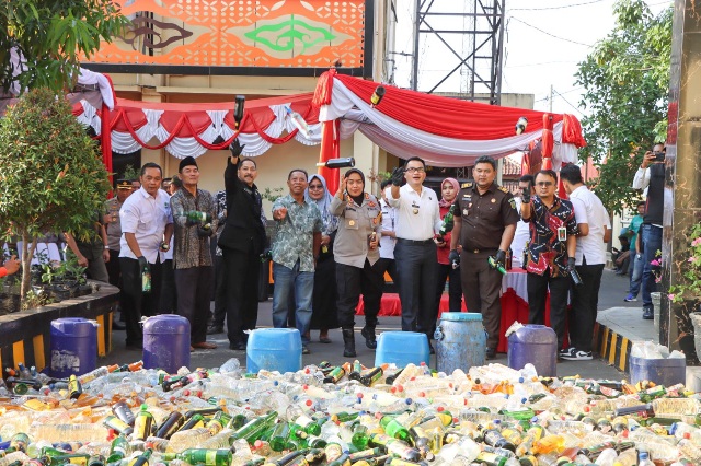 Polresta Cirebon Musnahkan Ribuan Miras Berbagai Merek Hasil KRYD dan Operasi Pekat