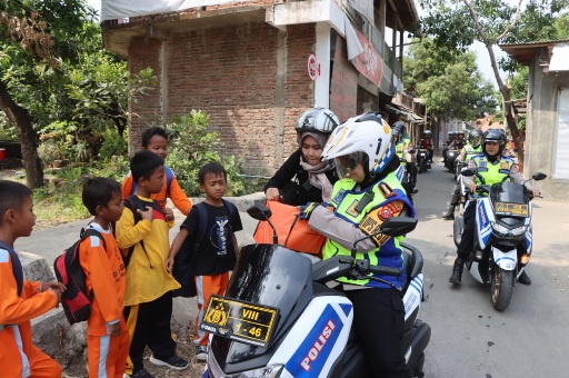 Kapolresta Cirebon Pimpin Patroli Roda Dua Berikan Bantuan kepada Anak Asuh Stunting