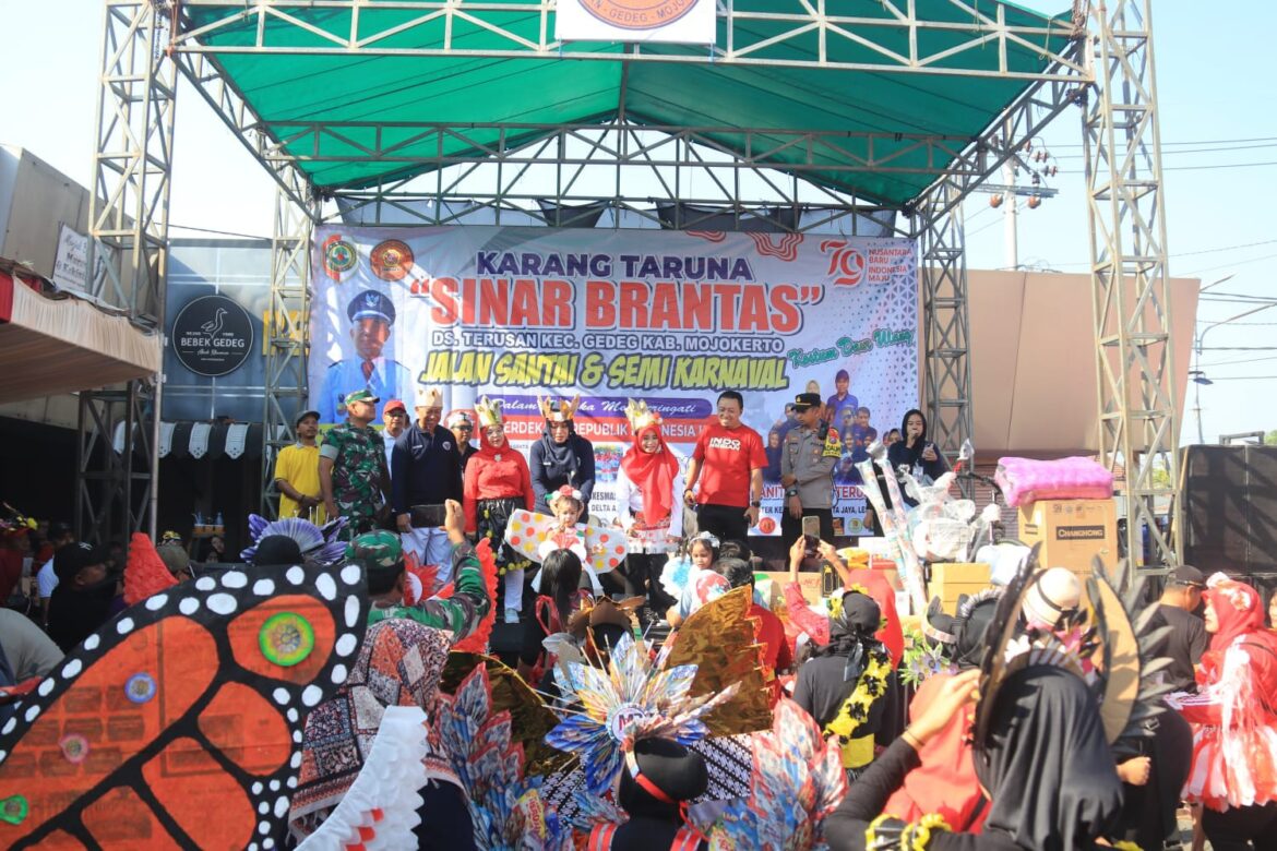 Keren! Karnaval Kemerdekaan RI Warga Desa Terusan Kostumnya Dari Barang Bekas