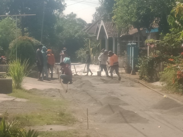 Pemerintahan Desa Bejijong Membangun Jalan Lingkungan Dusun Kedungwulan dengan Rabat Beton