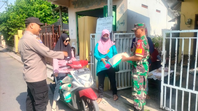 *Babinsa Magersari Bantu Distribusi Bantuan Pangan Non Tunai (BPNT) Untuk Masyarakat*