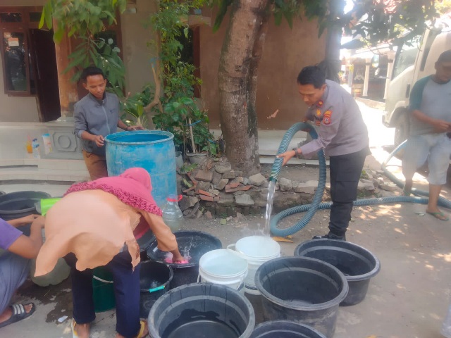 Polsek Gempol Distribusikan Bantuan Air Bersih di Desa Gempol