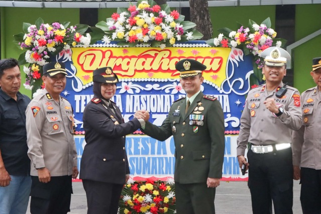 Polresta Cirebon Beri Kejutan HUT ke-79 TNI