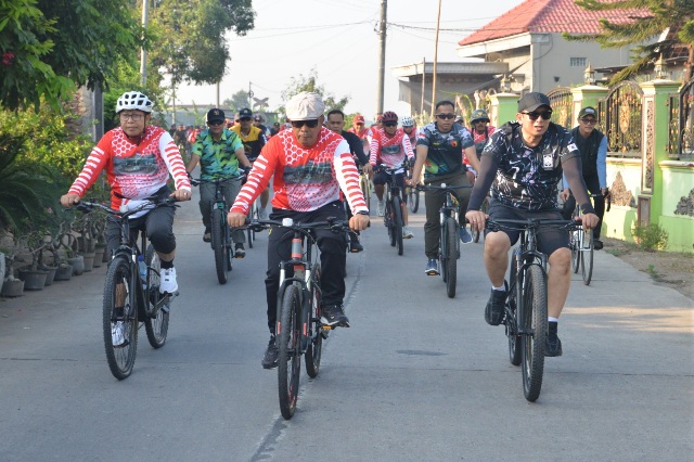 Gowes Bareng Danrem 082/CPYJ, Meriahkan HUT Ke-79 TNI Bersama Forkopimda & LCC Mojokerto