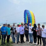 Pj.Sekda Ir.Suaidi,MM., Festival Menghadiri Lomba Layang-Layang Komunitas Pemuda Pemudi Pantai Laut di Pasar Madang