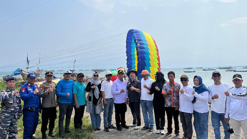 Pj.Sekda Ir.Suaidi,MM., Festival Menghadiri Lomba Layang-Layang Komunitas Pemuda Pemudi Pantai Laut di Pasar Madang