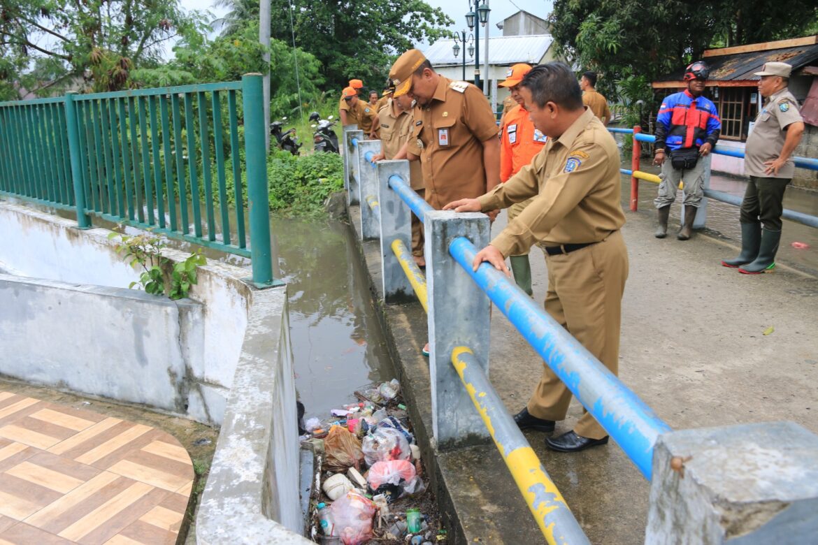 3 Jam Diguyur Hujan Deras, Pj Bupati Belitung Langsung Pantau Rumah Warga Kampung Amau