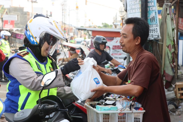 Polresta Cirebon Bagikan Baksos dan Patroli Operasi Zebra Lodaya 2024