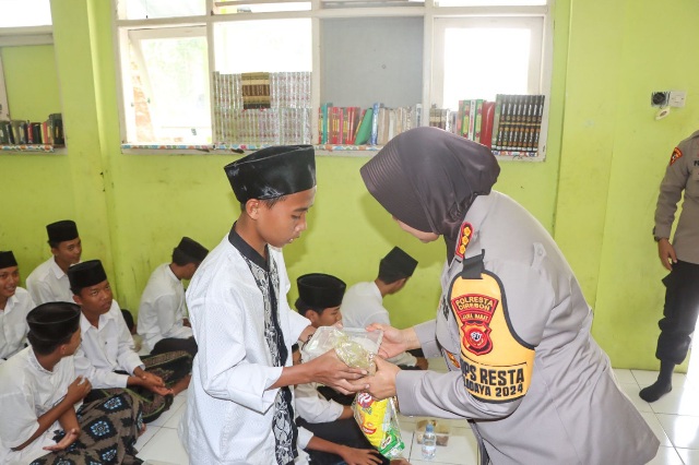 Polresta Cirebon Bagikan Ribuan Paket Makanan Sehat Gratis Kepada Santri